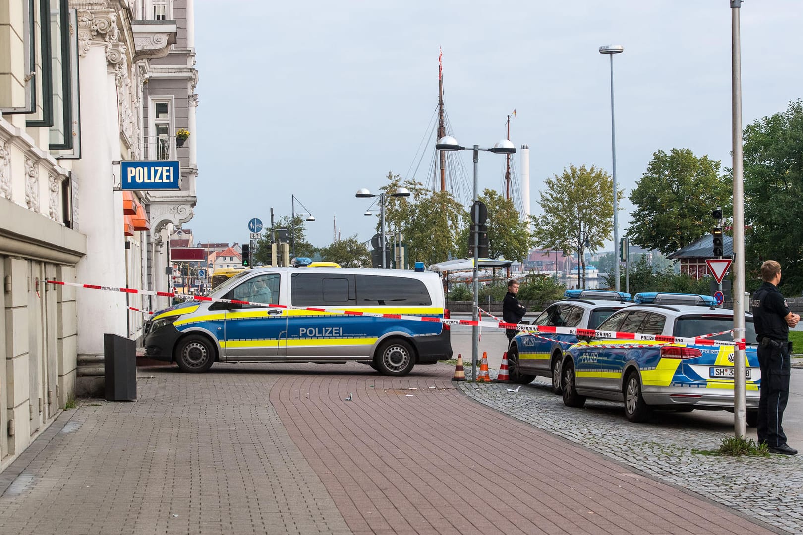 Absperrband vor einer Polizeistation: Ein Polizist hat einem mit zwei Messern bewaffneten Mann am Mittwoch in Flensburg mit der Dienstwaffe ins Bein geschossen. "Der Mann war aggressiv und fügte sich selbst schwere Verletzungen zu", sagte ein Polizeisprecher.