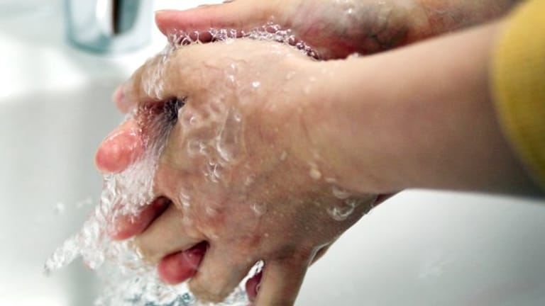 Regelmäßiges Händewaschen hilft dabei, sich vor der Ansteckung mit Hand-Fuß-Mund-Krankheit zu schützen.