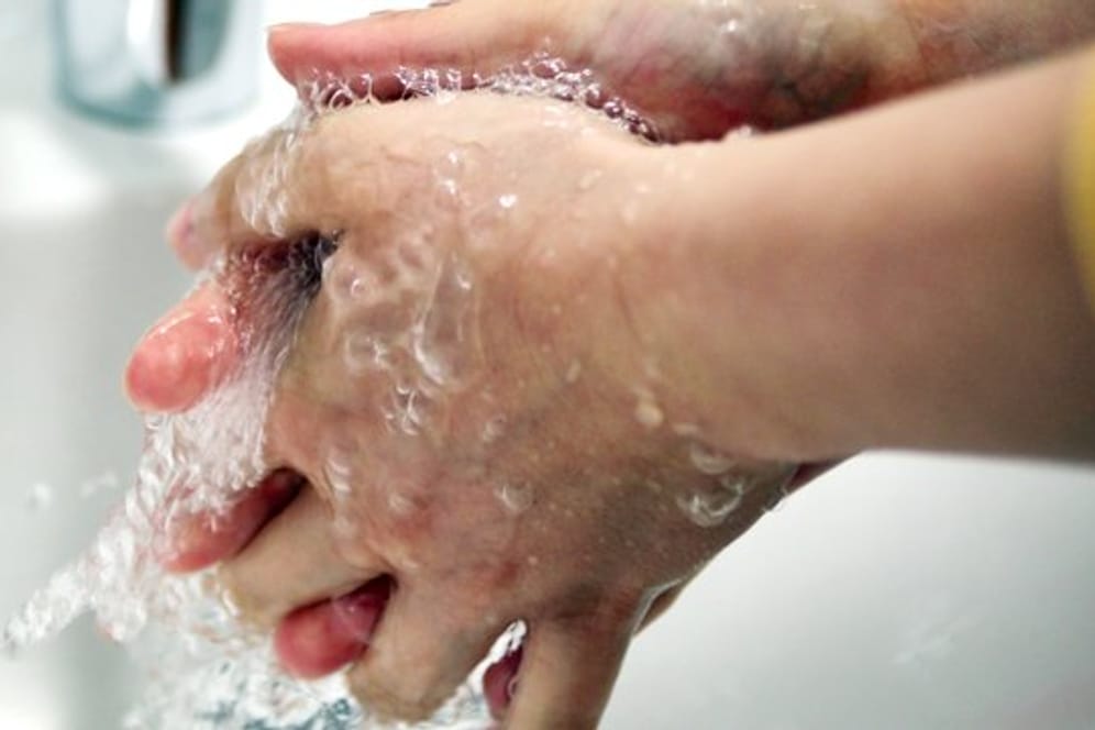 Regelmäßiges Händewaschen hilft dabei, sich vor der Ansteckung mit Hand-Fuß-Mund-Krankheit zu schützen.