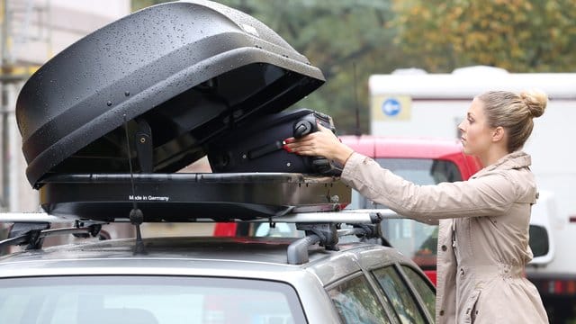 Entrümpelung: Unnötigen Ballast aus dem Auto und auch die Dachbox selbst entfernen Autofahrer besser nach der Reise, um Sprit zu sparen.