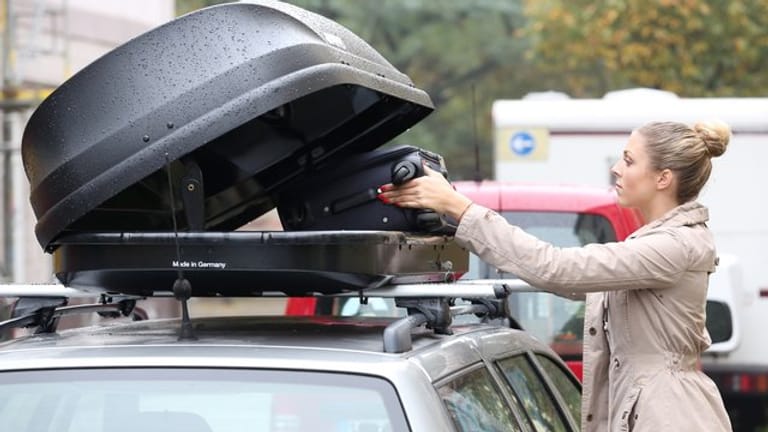 Entrümpelung: Unnötigen Ballast aus dem Auto und auch die Dachbox selbst entfernen Autofahrer besser nach der Reise, um Sprit zu sparen.