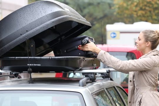 Entrümpelung: Unnötigen Ballast aus dem Auto und auch die Dachbox selbst entfernen Autofahrer besser nach der Reise, um Sprit zu sparen.