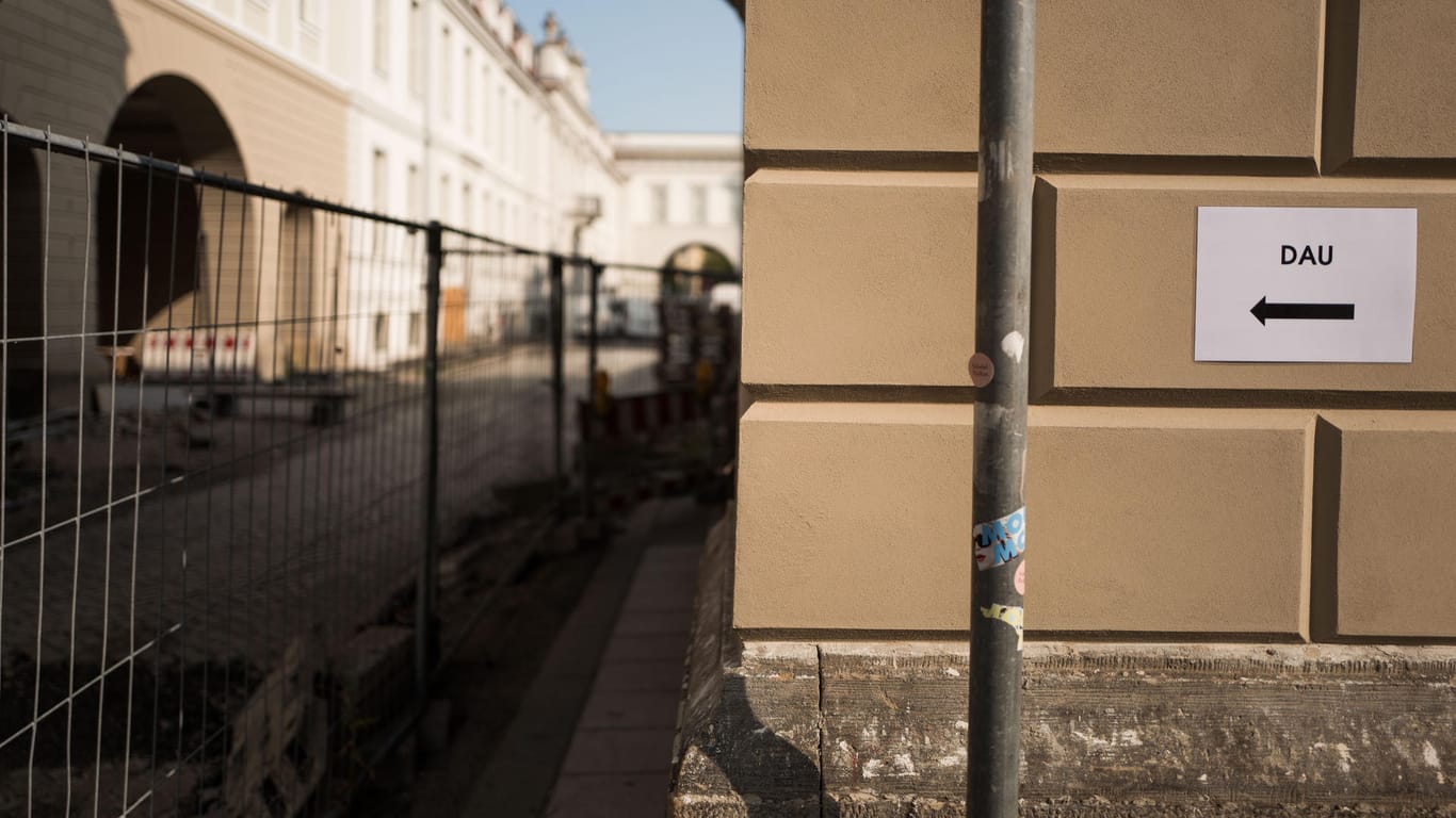 Richtung Schinkel Pavillon: Dort fand Vorstellung des Mauer- und Kunstprojekts "DAU Freiheit" statt.