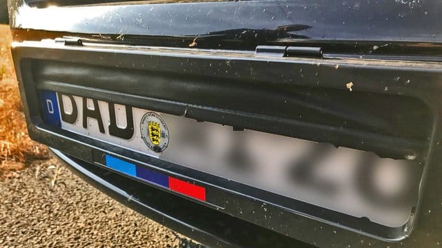 Wagen mit automatischer Kennzeichen-Verdeckung gestoppt