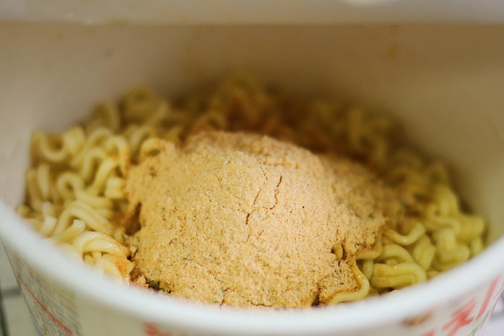 Ein Becher Instant-Nudeln: Wegen Glasstückchen wurden deutschlandweit Produkte der Firma Nissin zurückgerufen.