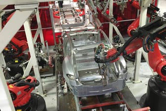 Eine Tesla-Fabrik in Californien: Die Wirtschaft der USA wächst stark. Doch wegen der Handelskonflikte mit der EU und China gehen Experten bald von einem Dämpfer aus.