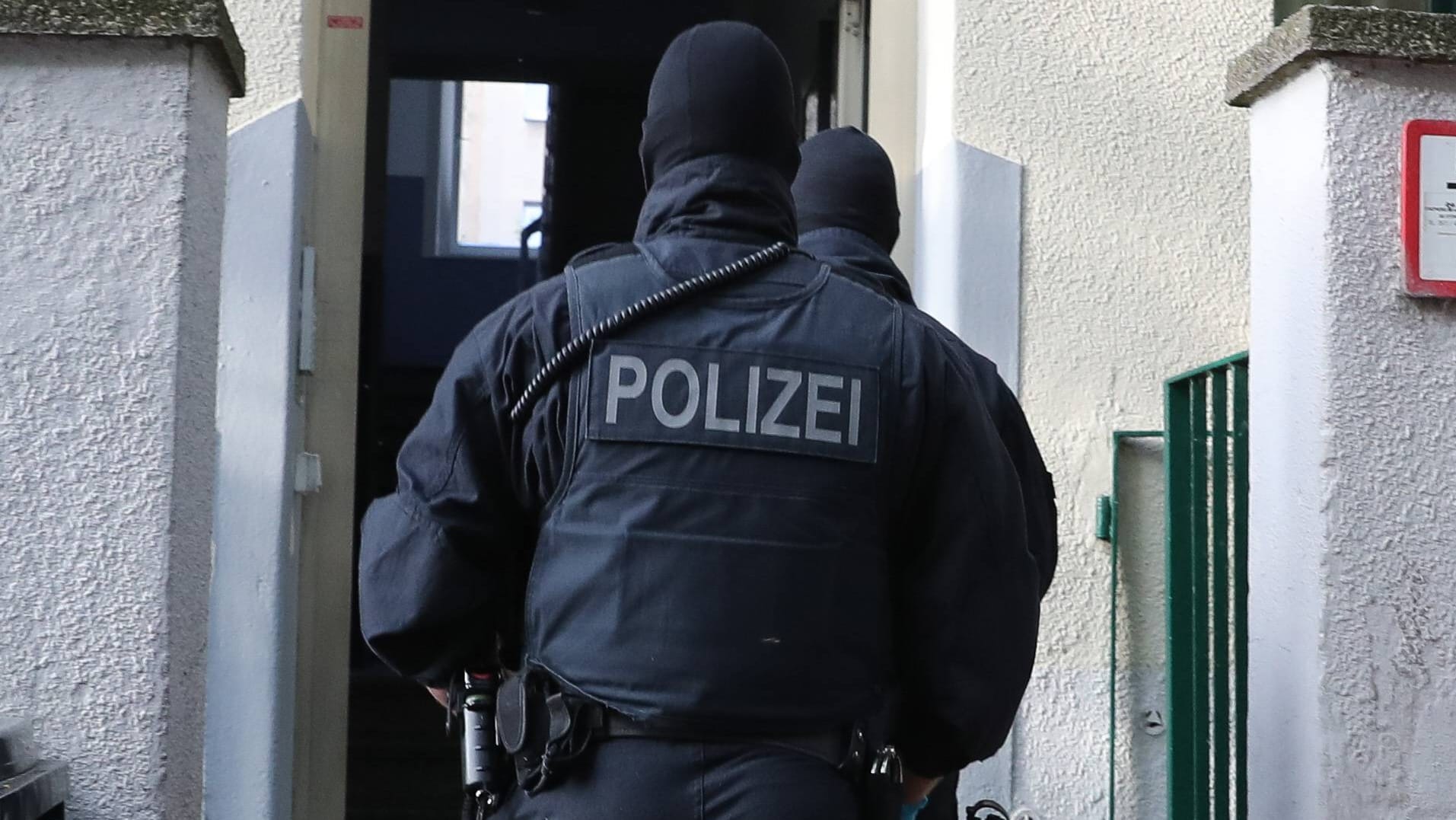 Polizisten mit Durchsuchungsbefehl: 21 Wohnungen in Kleve, Moers, Duisburg, Viersen, Bottrop und Herne durchsuchten die Beamten wegen Verdachts auf illegale Einwanderer. Polizisten mit Durchsuchungsbefehl: 21 Wohnungen in Kleve, Moers, Duisburg, Viersen, Bottrop und Herne durchsuchten die Beamten wegen Verdachts auf illegale Einwanderer.