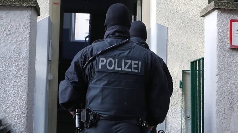 Polizisten mit Durchsuchungsbefehl: 21 Wohnungen in Kleve, Moers, Duisburg, Viersen, Bottrop und Herne durchsuchten die Beamten wegen Verdachts auf illegale Einwanderer.