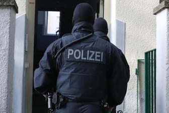 Polizisten mit Durchsuchungsbefehl: 21 Wohnungen in Kleve, Moers, Duisburg, Viersen, Bottrop und Herne durchsuchten die Beamten wegen Verdachts auf illegale Einwanderer.