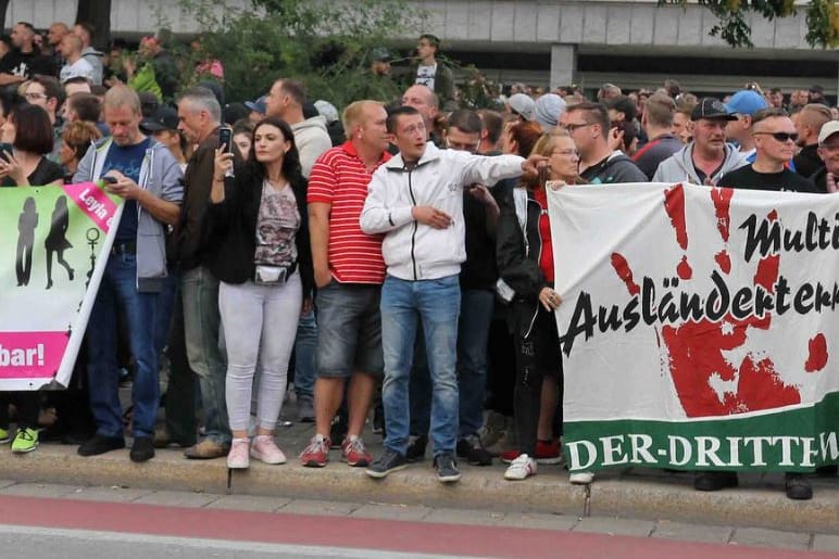 Keine Kontaktscheu bewies AfD-Aktivistin Leyla Bilge: Direkt neben militanten Neonazis positionierte sich die Mitarbeiterin des Bundestagsabgeordneten Ulrich Oehme. Ihre Gruppe skandierte Slogans der Partei.