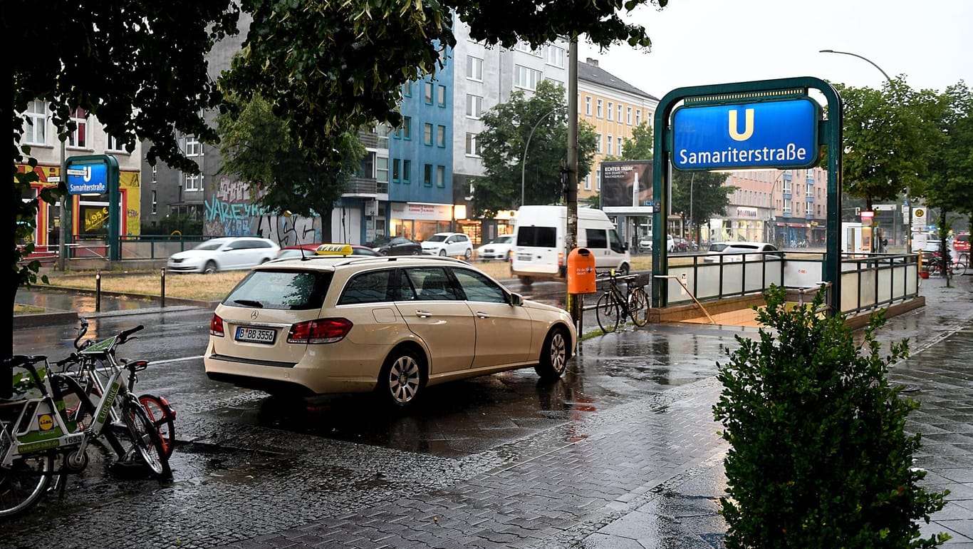 Eine verregnete Straße im Berliner Stadtteil Friedrichshain: Tief "Wanda" bringt nach dem langen Sommer Regen und grauen Himmel zurück in die Hauptstadt.