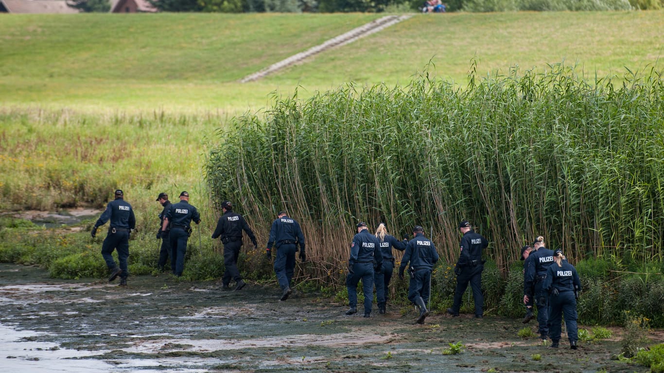 Nach dem Fund der Leiche von Marco Schulze suchen Polizisten den Elbstrand bei Winsen-Drage ab.