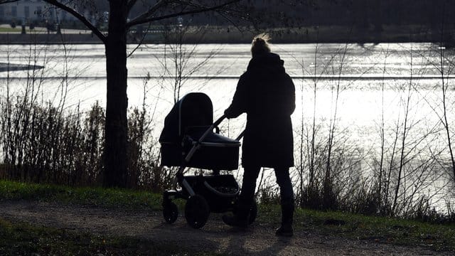 Einer Studie zufolge verschlechtert sich das Wohlbefinden jeder dritten Mutter in den Jahren nach der Geburt "substanziell". Einer Studie zufolge verschlechtert sich das Wohlbefinden jeder dritten Mutter in den Jahren nach der Geburt "substanziell".