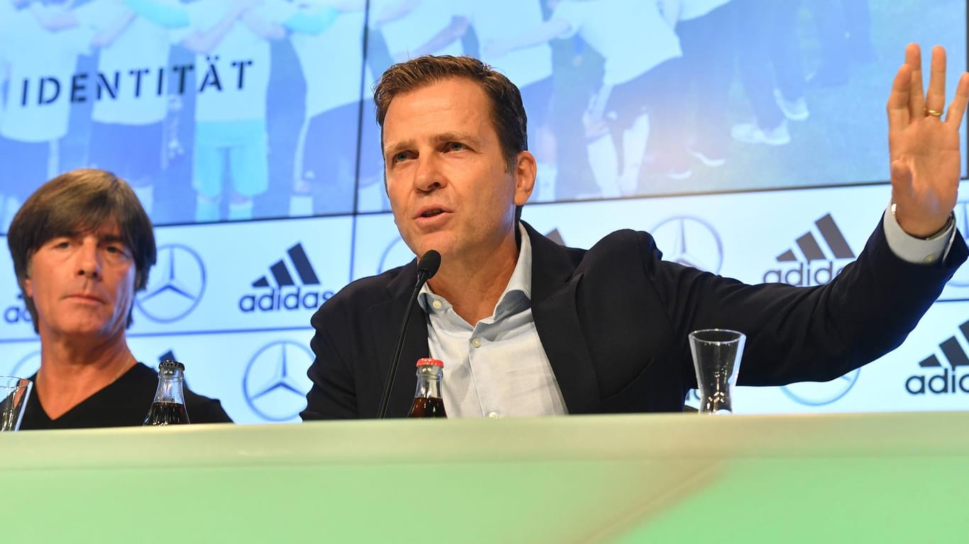 Bundestrainer Löw mit Nationalelf-Manager Oliver Bierhoff: "Zu selbstgefällig aufgetreten."