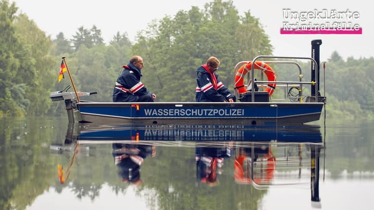 August 2015: Einsatzkräfte der Polizei suchen in einem Teich bei Holm-Seppensen nach Sylvia Schulze und ihrer Tochter.