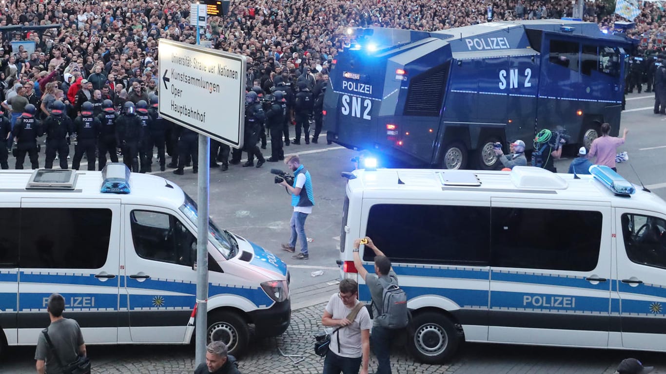 Polizisten trennen in Chemnitz rechtsextreme Demonstranten von Pressevertretern und Gegendemonstranten: Die AfD im Hochtaunuskreis setzte das umstrittene Posting nach den Krawallen vom Montag ab.
