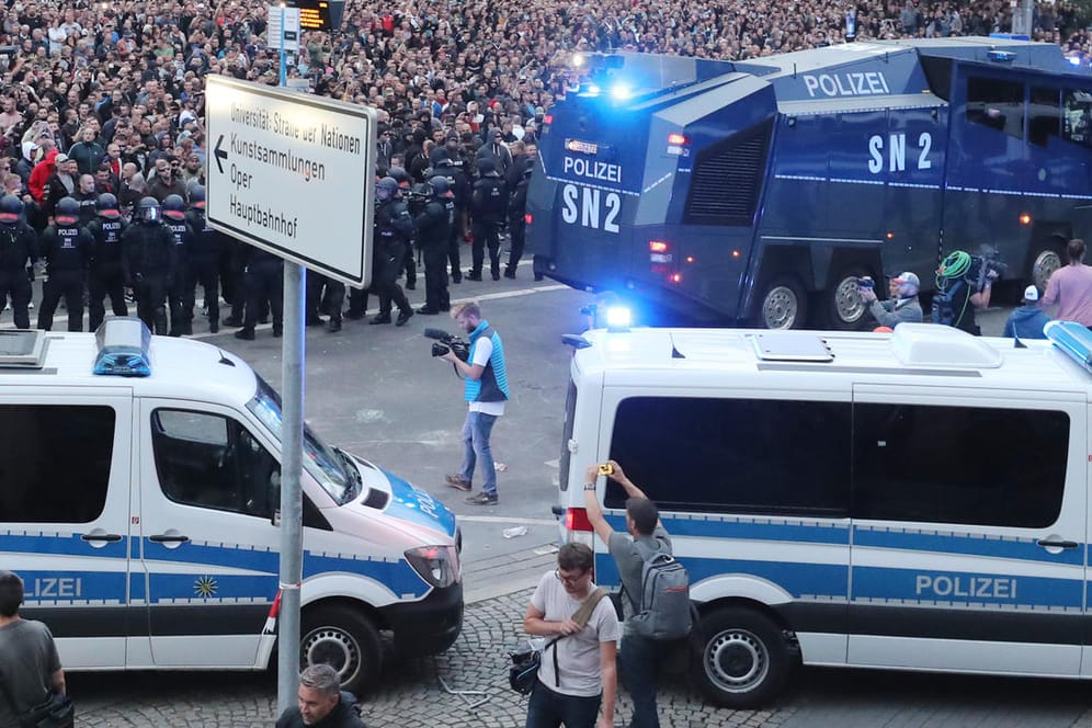 Polizisten trennen in Chemnitz rechtsextreme Demonstranten von Pressevertretern und Gegendemonstranten: Die AfD im Hochtaunuskreis setzte das umstrittene Posting nach den Krawallen vom Montag ab.