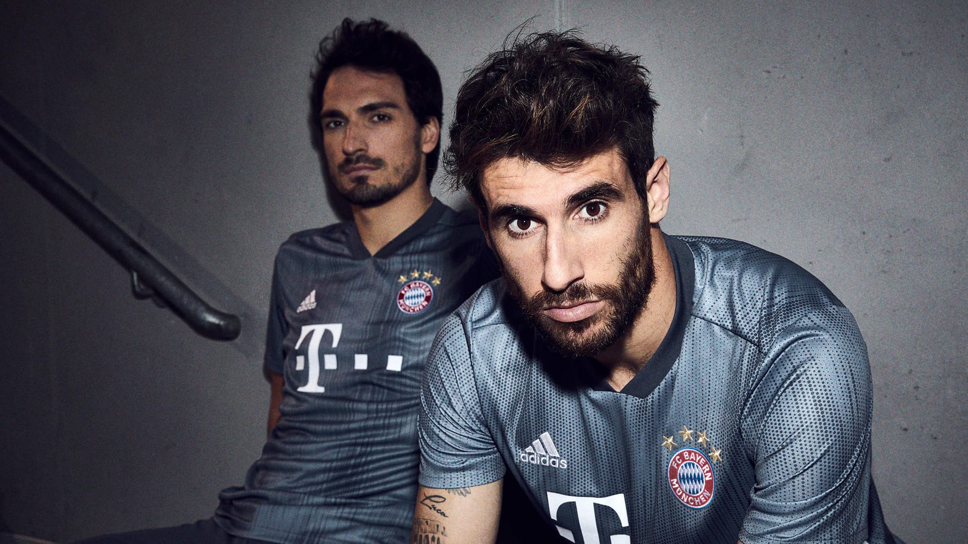 Die Bayern-Spieler Mats Hummels (l.) und Javi Martinez: Ihr drittes Trikot wird aus Plastikmüll hergestellt.