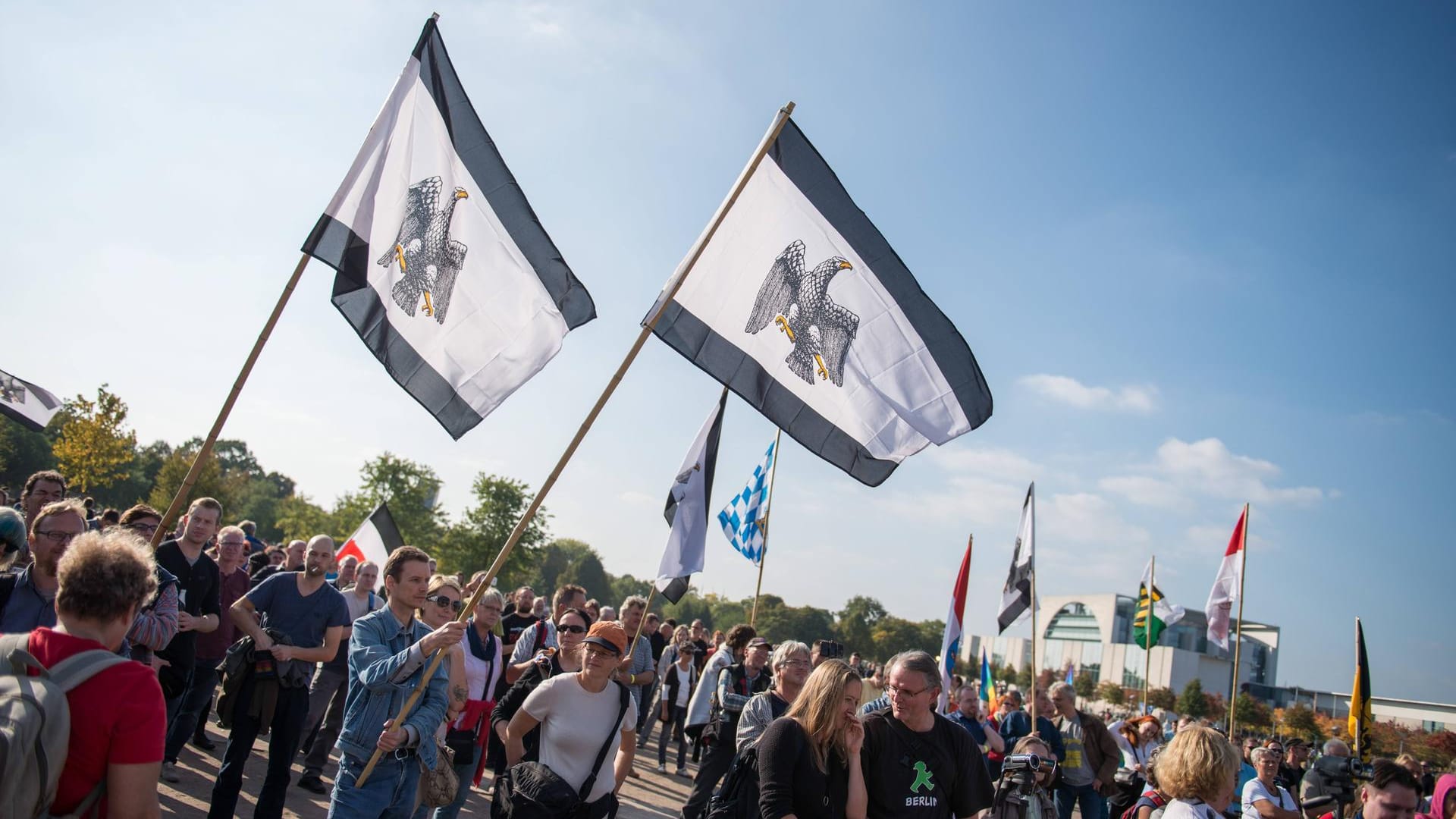 Eine Demo von Reichsbürger: Das Land Rheinland-Pfalz darf einen Polizisten entlassen, der der Bewegung angehört. Er erkennt die Existenz der Bundesrepublik Deutschland nicht an.