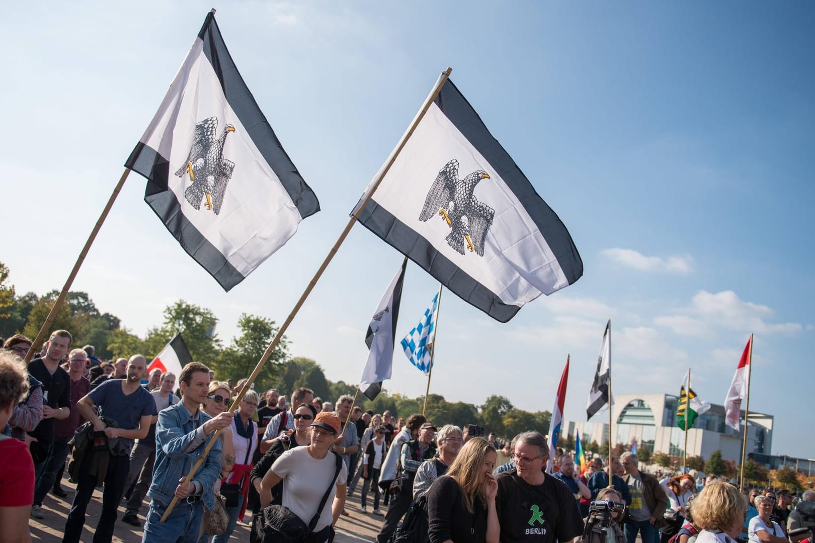 Eine Demo von Reichsbürger: Das Land Rheinland-Pfalz darf einen Polizisten entlassen, der der Bewegung angehört. Er erkennt die Existenz der Bundesrepublik Deutschland nicht an.