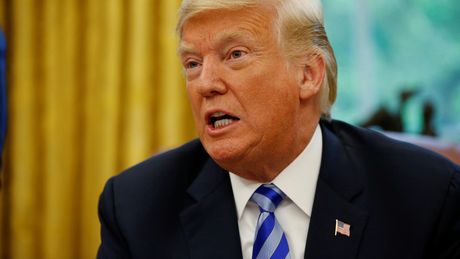 Donald Trump im Weißen Haus: Nicht Russland, sondern China habe die E-Mails seiner Konkurrentin Hillary Clinton gehackt, behauptet der US-Präsident. Donald Trump im Weißen Haus: Nicht Russland, sondern China habe die E-Mails seiner Konkurrentin Hillary Clinton gehackt, behauptet der US-Präsident.