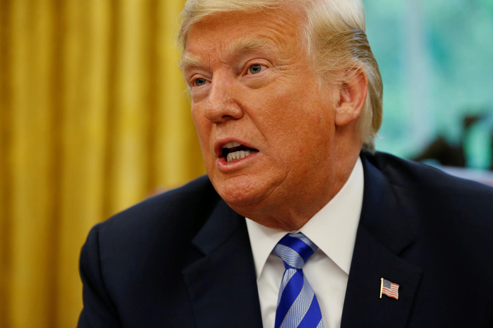 Donald Trump im Weißen Haus: Nicht Russland, sondern China habe die E-Mails seiner Konkurrentin Hillary Clinton gehackt, behauptet der US-Präsident.