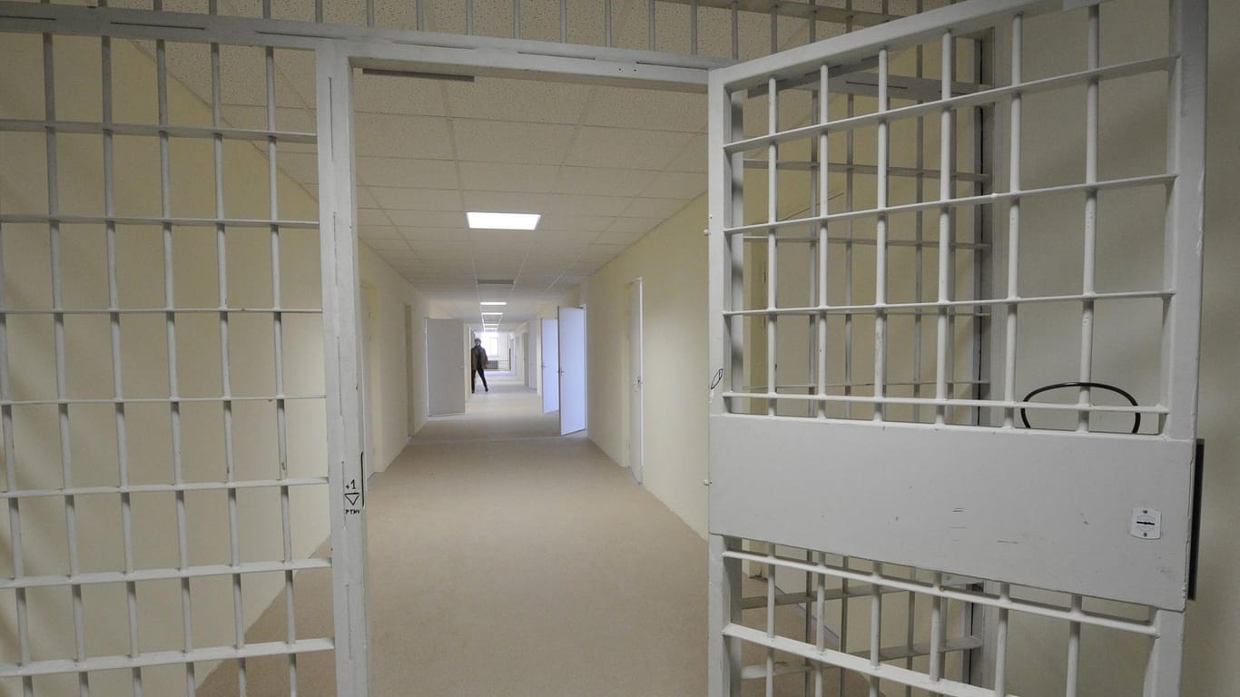 Eine Gefängnis-Zelle: Der Mann wurde dem Haftrichter vorgeführt, weil er ein Auto gestohlen haben soll.