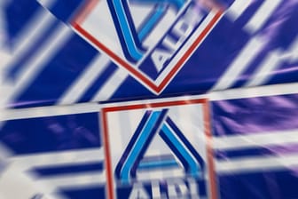 Plastiktüten von Aldi: Der Discounter will an seinem Verpackungsmaterial sparen. Auch die ikonische Plastiktüte wird am Ende des Jahres aus den Läden verschwinden.