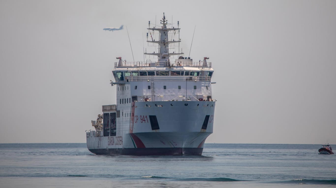 Das Rettungsschiff Diciotti: Künftig sollen Bootsflüchtlinge nicht mehr nur an italienischen Häfen anlegen, so der Vorschlag der rechtspopulistischen Regierung.