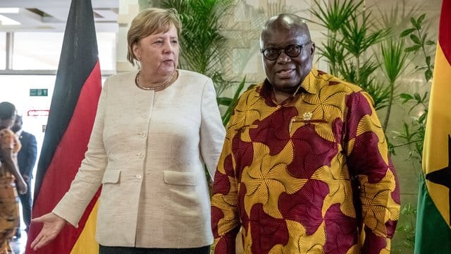 Bundeskanzlerin Angela Merkel wird im Jubilee House von Ghanas Präsident Nana Akufo-Addo begrüßt. Bundeskanzlerin Angela Merkel wird im Jubilee House von Ghanas Präsident Nana Akufo-Addo begrüßt.