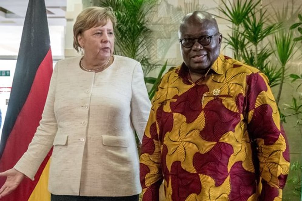 Bundeskanzlerin Angela Merkel wird im Jubilee House von Ghanas Präsident Nana Akufo-Addo begrüßt.
