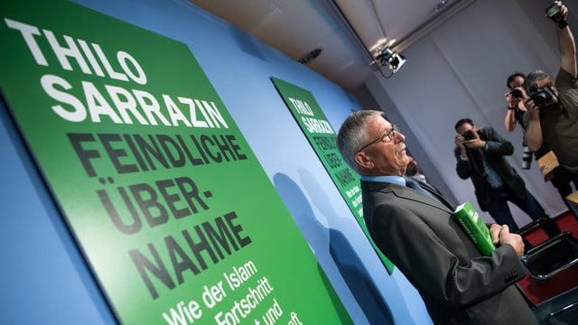 Thilo Sarrazin stellt bei sein neues Buch "Feindliche Übernahme - Wie der Islam den Fortschritt behindert und die Gesellschaft bedroht" vor.