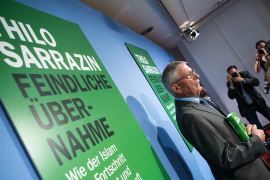 Thilo Sarrazin stellt bei sein neues Buch "Feindliche Übernahme - Wie der Islam den Fortschritt behindert und die Gesellschaft bedroht" vor.