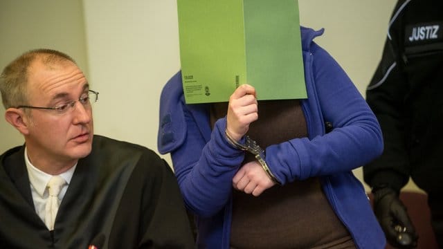 Die Angeklagte (r) im Prozess wegen Mordes an einer chinesischen Studentin setzt sich im Landgericht neben ihren Verteidiger. Die Angeklagte (r) im Prozess wegen Mordes an einer chinesischen Studentin setzt sich im Landgericht neben ihren Verteidiger.