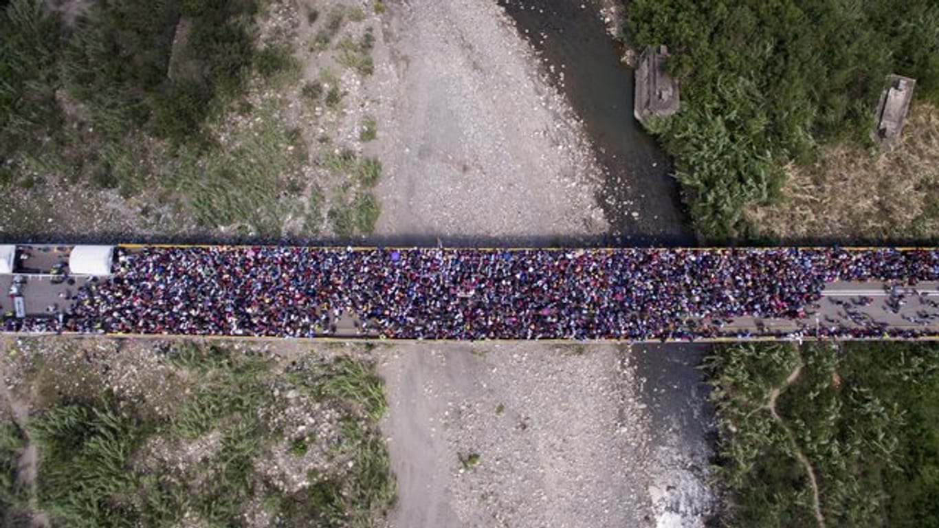 Menschen stehen auf der Brücke "Simon Bolivar" an der Grenze zwischen Venezuela und Kolumbien, nachdem die kolumbianische Regierung neue Grenzkontrollen eingeführt hat.