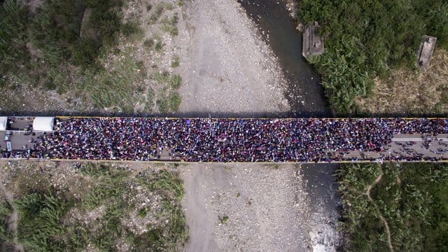 Menschen stehen auf der Brücke "Simon Bolivar" an der Grenze zwischen Venezuela und Kolumbien, nachdem die kolumbianische Regierung neue Grenzkontrollen eingeführt hat. Menschen stehen auf der Brücke "Simon Bolivar" an der Grenze zwischen Venezuela und Kolumbien, nachdem die kolumbianische Regierung neue Grenzkontrollen eingeführt hat.