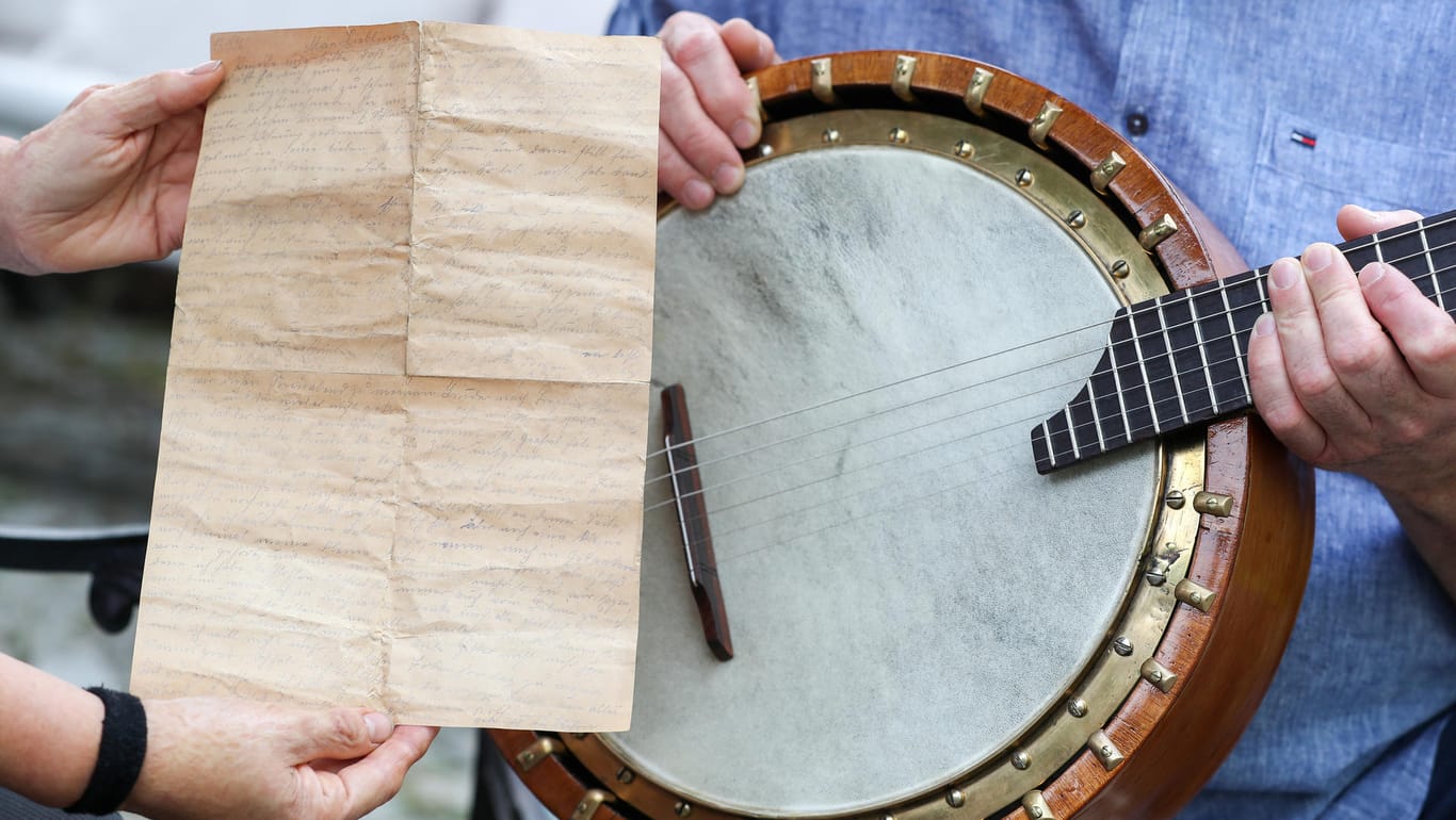 Liebesgrüße von 1946: Der Instrumentensammler Stefan Götze hat den Brief in einem alten Banjo entdeckt.