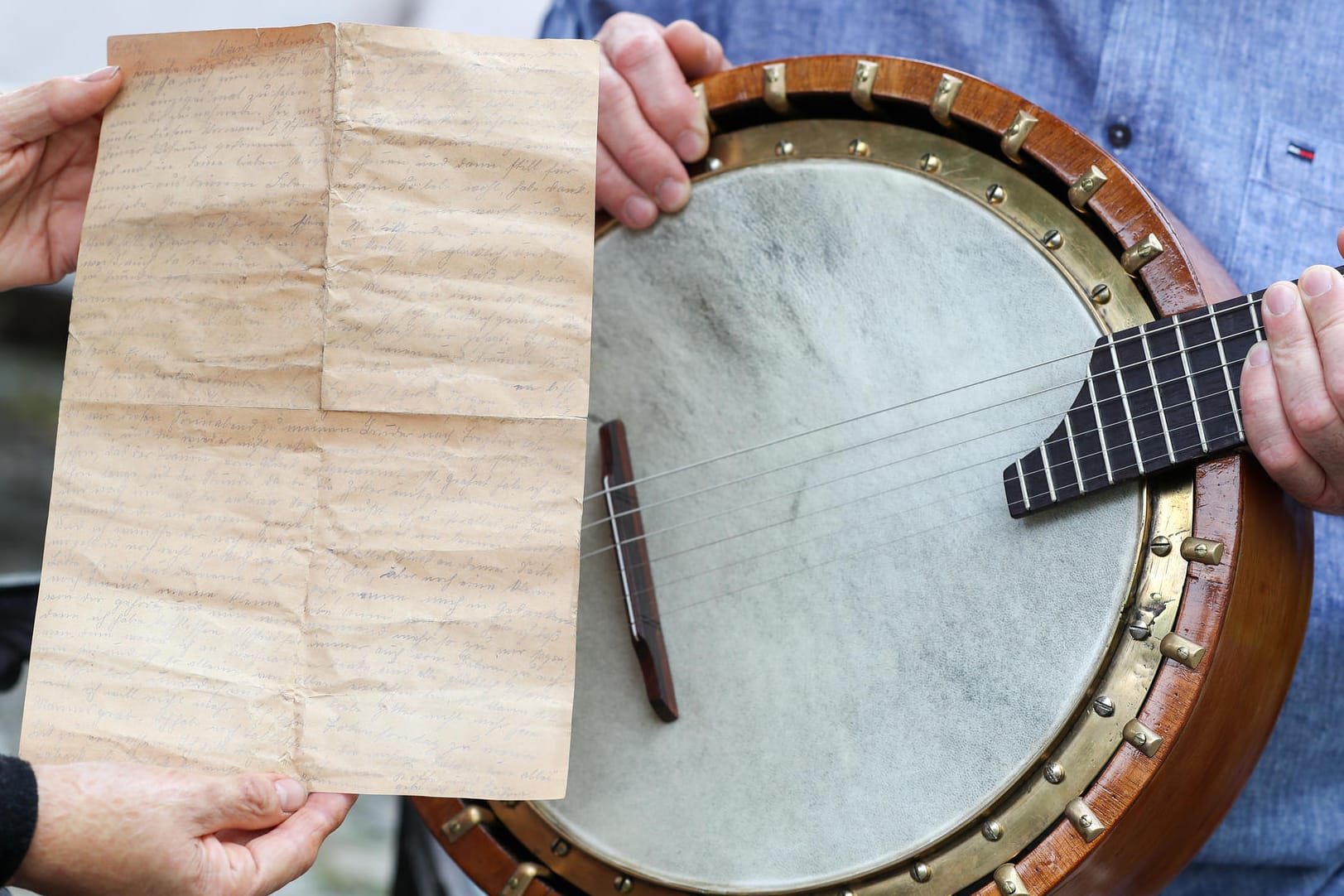 Liebesgrüße von 1946: Der Instrumentensammler Stefan Götze hat den Brief in einem alten Banjo entdeckt.