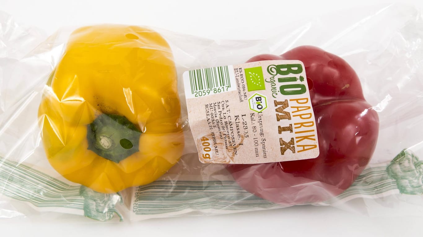 Paprika in Plastikfolie verpackt: Viele Lebensmittel gibt es im selben Supermarkt oft auch ohne Kunststoffverpackung.