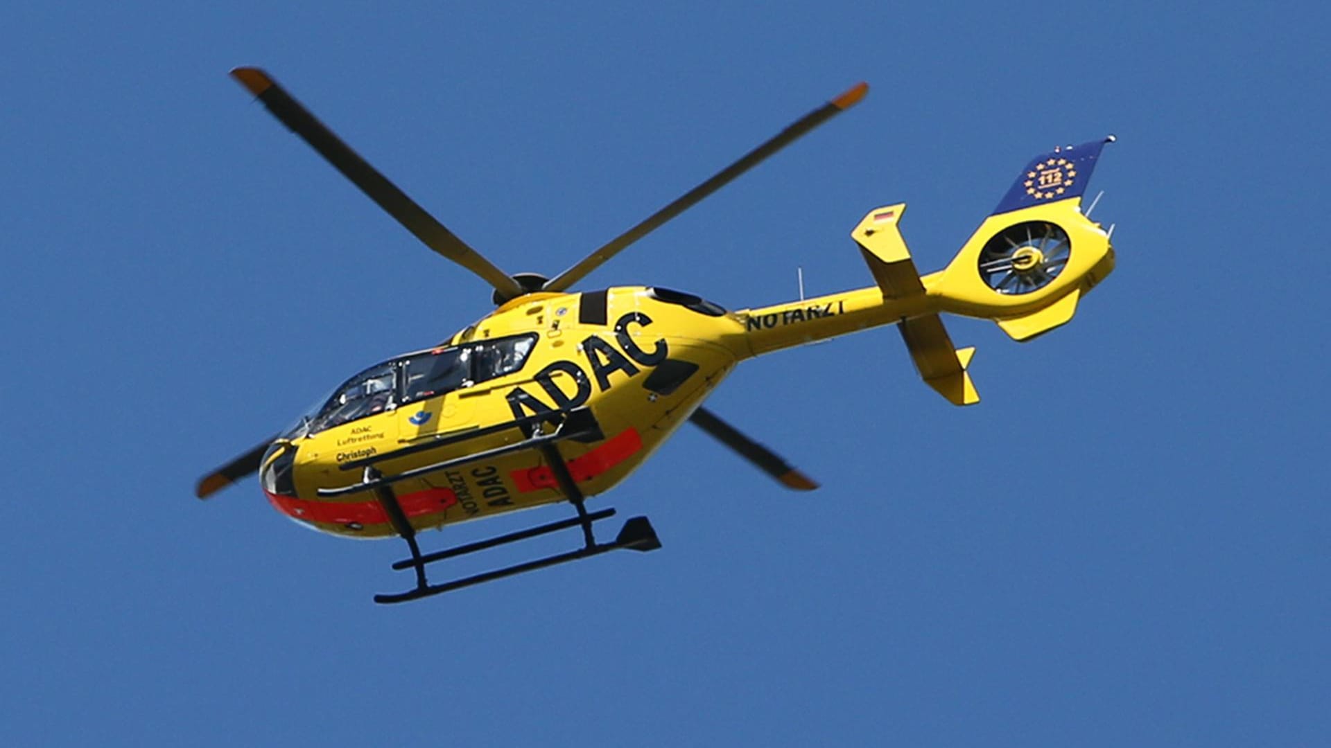 Ein Rettungshubschrauber im Einsatz: Der Motorradfahrer wurde von einem Rettungshubschrauber in ein Erfurter Krankenhaus gebracht. Dort erlag er seinen Verletzungen. Ein Rettungshubschrauber im Einsatz: Der Motorradfahrer wurde von einem Rettungshubschrauber in ein Erfurter Krankenhaus gebracht. Dort erlag er seinen Verletzungen.
