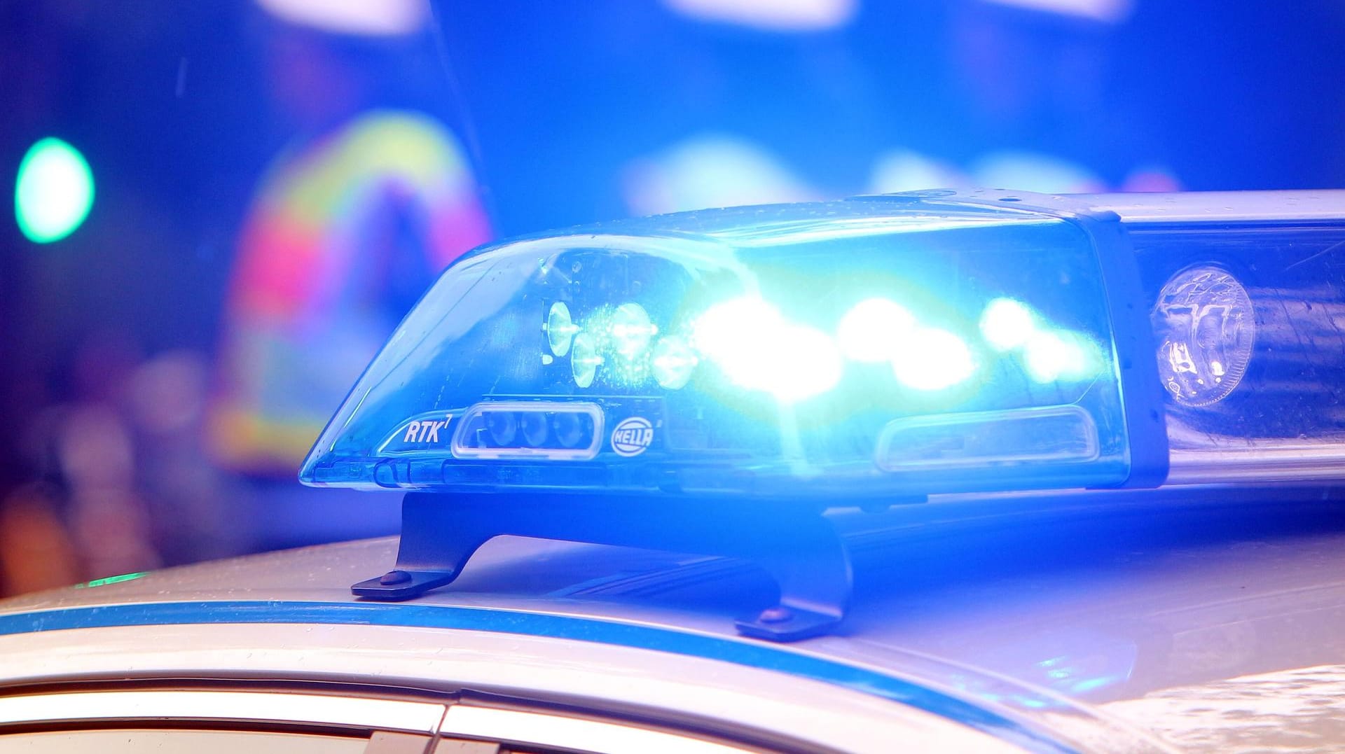Polizei im Einsatz: Nach dem tödlichen Unfall musste die A66 in Richtung Fulda vorerst gesperrt werden. Polizei im Einsatz: Nach dem tödlichen Unfall musste die A66 in Richtung Fulda vorerst gesperrt werden.