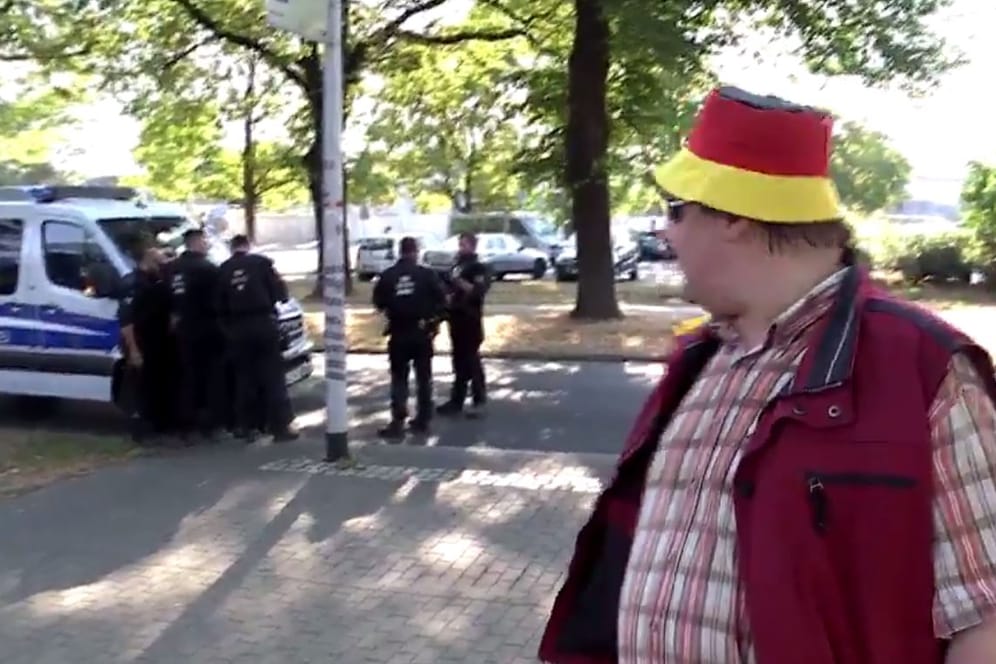 Pegida-Anhänger und Ex-LKA-Mitarbeiter: Der Mann mit dem Hut muss den Polizeidienst nun verlassen.