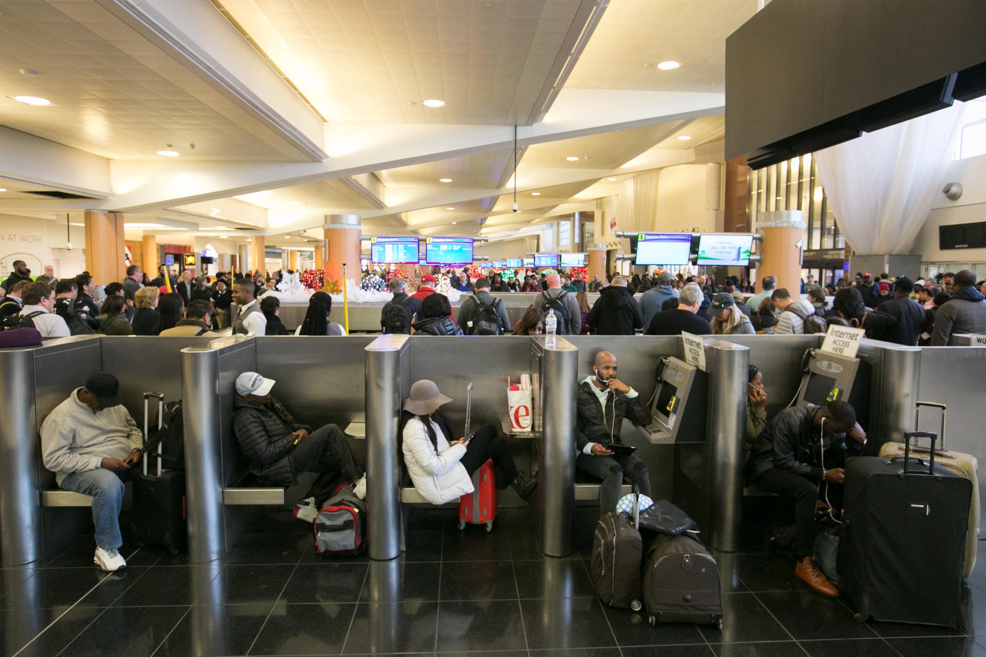 Wartende Menschen am Flughafen Atlanta: Der größte Flughafen der Welt wird oft als Zwischenstopp für Inlandsflüge genutzt.