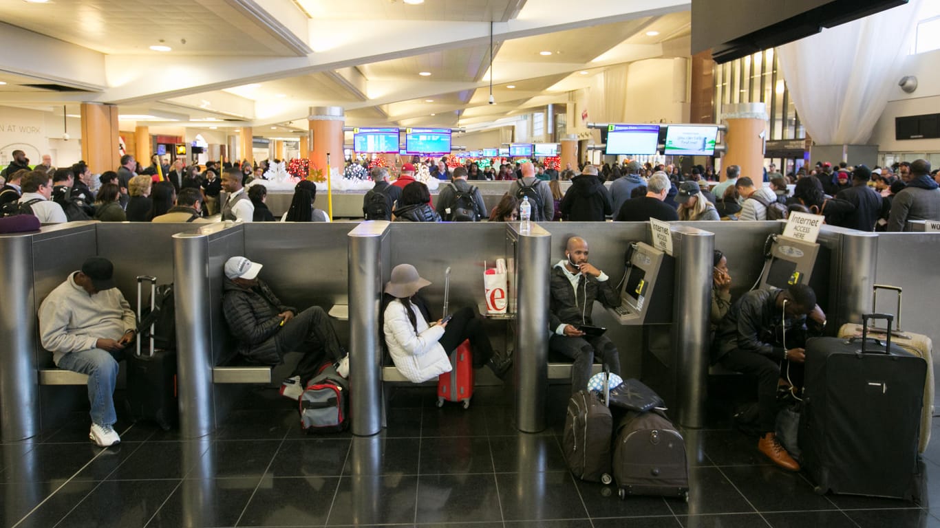 Wartende Menschen am Flughafen Atlanta: Der größte Flughafen der Welt wird oft als Zwischenstopp für Inlandsflüge genutzt.