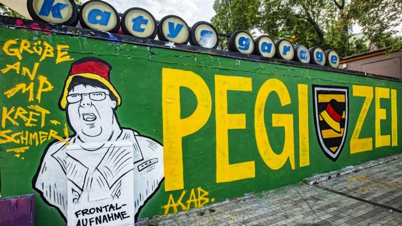 Graffiti: Thematisiert ist der umstrittene Polizeieinsatz gegen ein ZDF-Team am Rande einer Pegida-Demonstration gegen den Besuch von Kanzlerin Merkel.