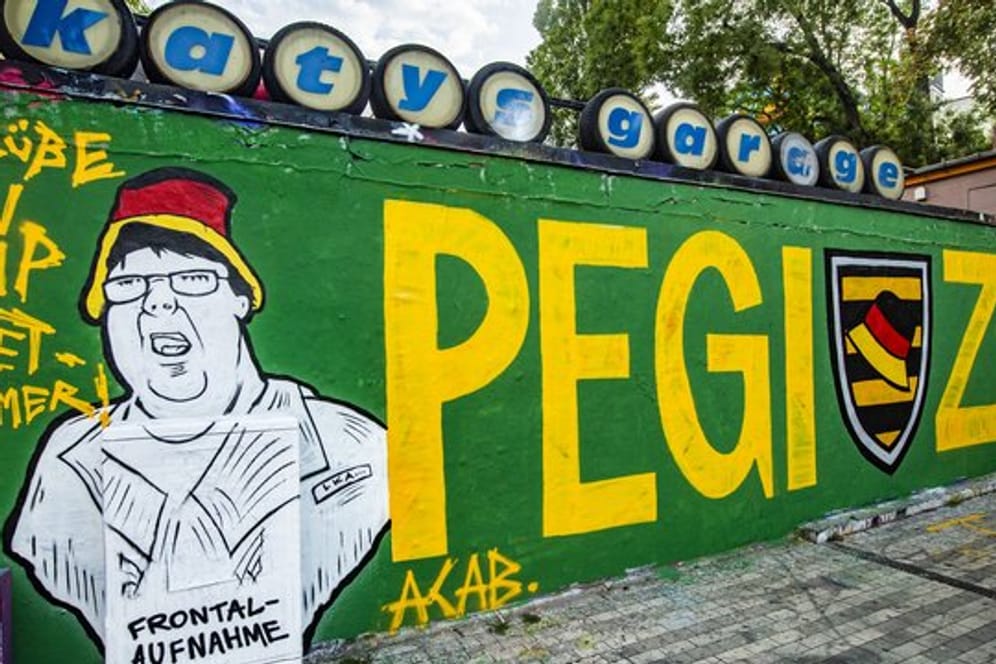 Graffiti: Thematisiert ist der umstrittene Polizeieinsatz gegen ein ZDF-Team am Rande einer Pegida-Demonstration gegen den Besuch von Kanzlerin Merkel.