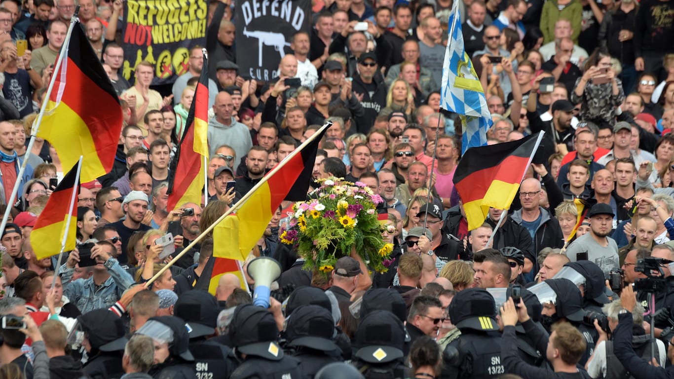 Rechte Demo in Chemnitz: Auch bei diesem Protest wurde der Spruch "Wir sind das Volk" gerufen. Dabei haben die Teilnehmer der Kundgebung ihn nicht verstanden, sagt unser Gastautor.