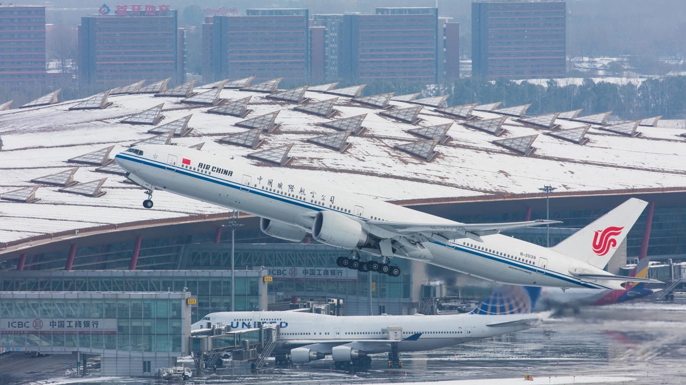 Ein Flugzeug startet vom Beijing Capital International Airport: Der Flughafen nordöstlich vom Stadtzentrum Peking ist der zweitgrößte weltweit.