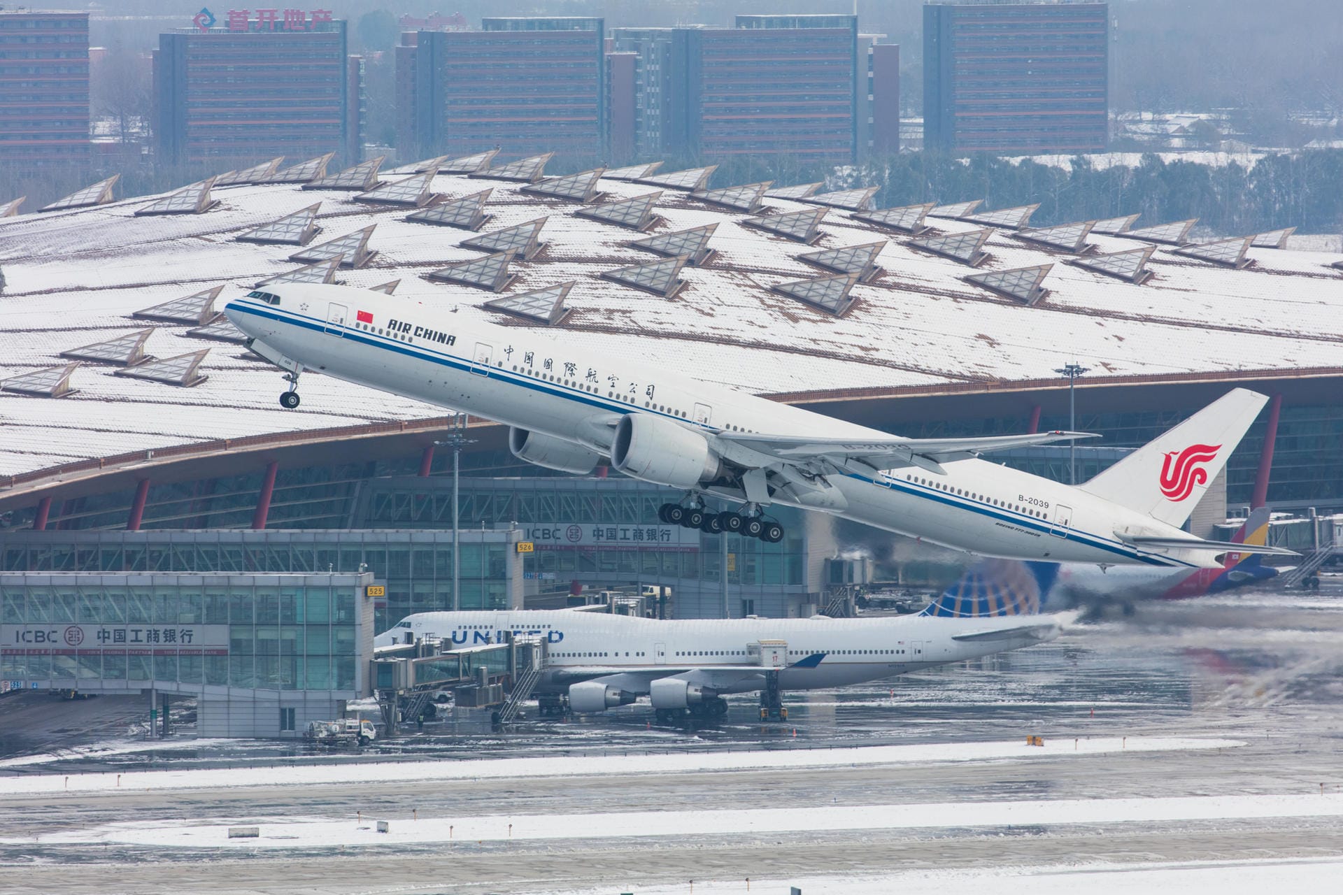 Ein Flugzeug startet vom Beijing Capital International Airport: Der Flughafen nordöstlich vom Stadtzentrum Peking ist der zweitgrößte weltweit.