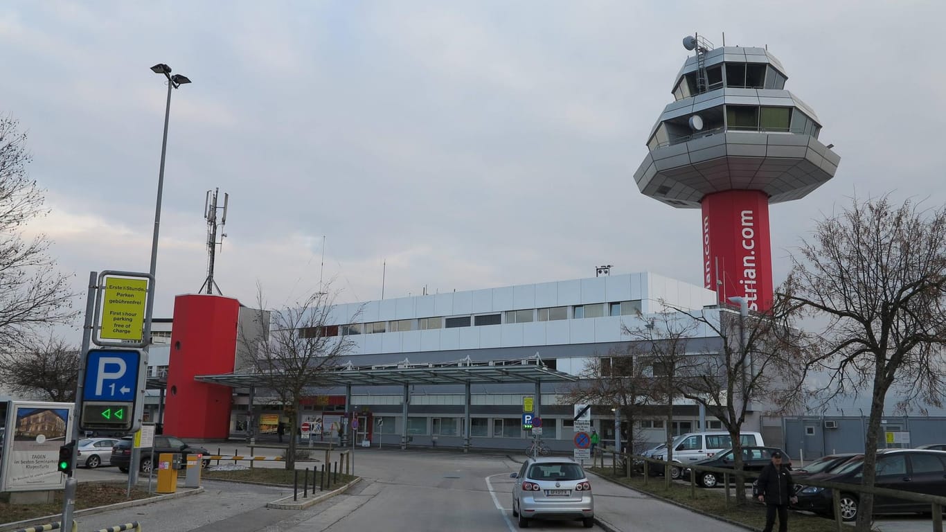 Flughafen Klagenfurt: Am Flughafen Klagenfurt wurden Passagiere aus der Ukraine von einem Ärzteteam in Empfang genommen, nachdem sie über Übelkeit geklagt haben.